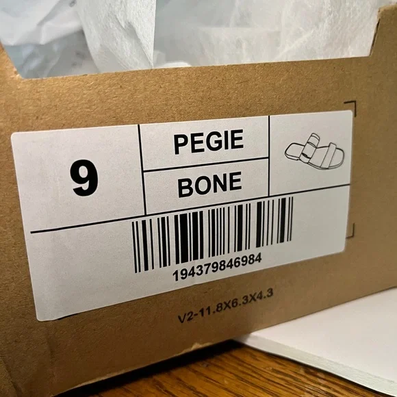 Journee Collection Cream Sandals with Wide Straps - Picture 7 of 7